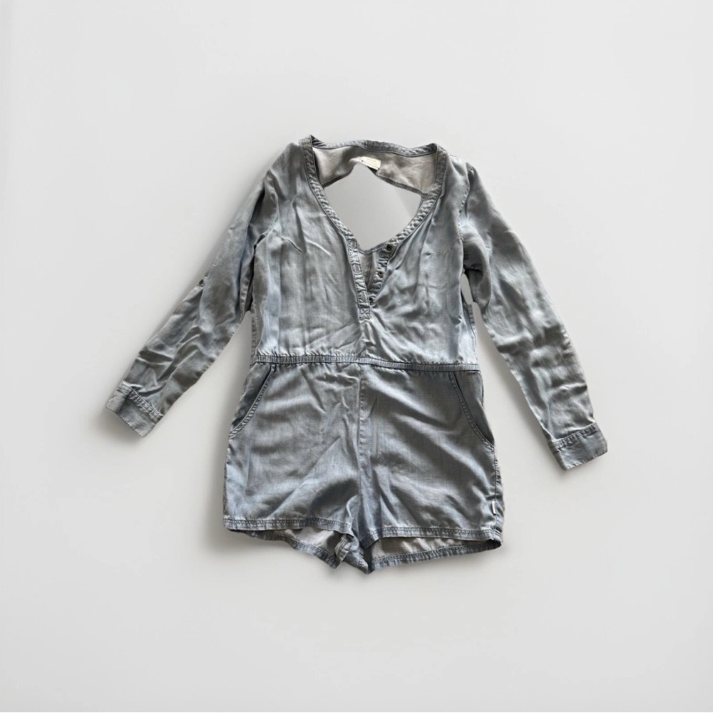 RVCA Women's Size S, Cut Out, Chambray Romper V-Neck Roll-Tab sleeves Pockets